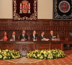 El Príncipe de Asturias en la mesa presidencial durante la intervención de Placido Domingo, premiado en la edición anterior